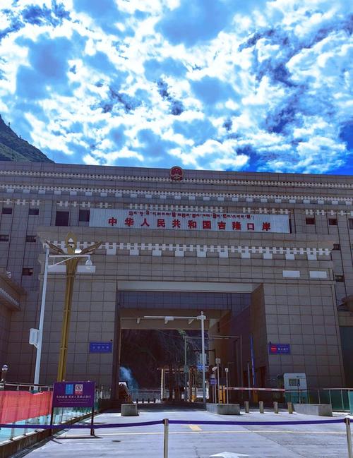 西藏吉隆出入境边防检查站一站式通关服务助力经济发展