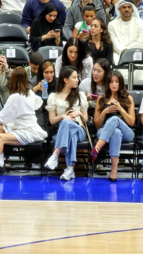 NBA巴黎赛现场众星云集 刘亦菲也应邀来到现场观战