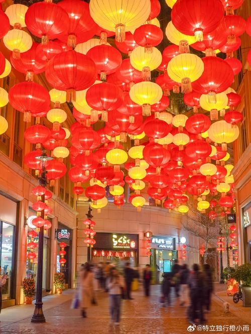 香港大街小巷喜庆热闹、游人如织 多彩活动年味升腾氛围感拉满