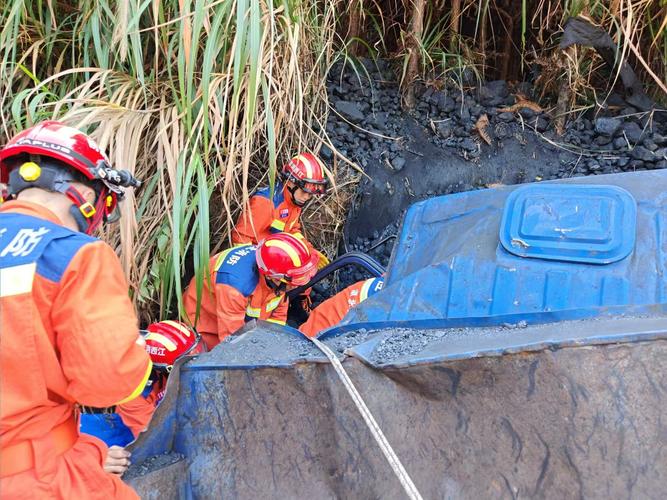 重型卡车冲出道路翻下山坡三人被困 五指山消防紧急救援