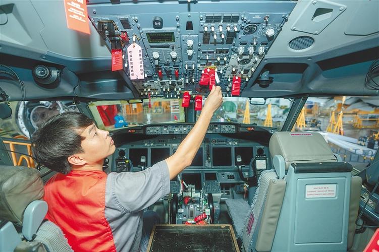 海口空港综合保税区内航空发动机维修基地:培养飞机“医生”