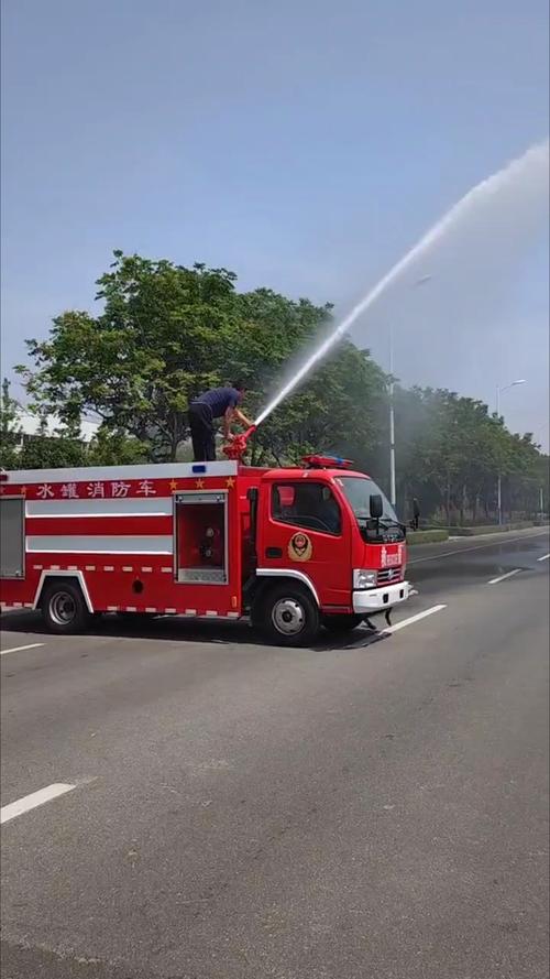 美国西弗吉尼亚州南部三条水道内出现泄漏的消防泡沫