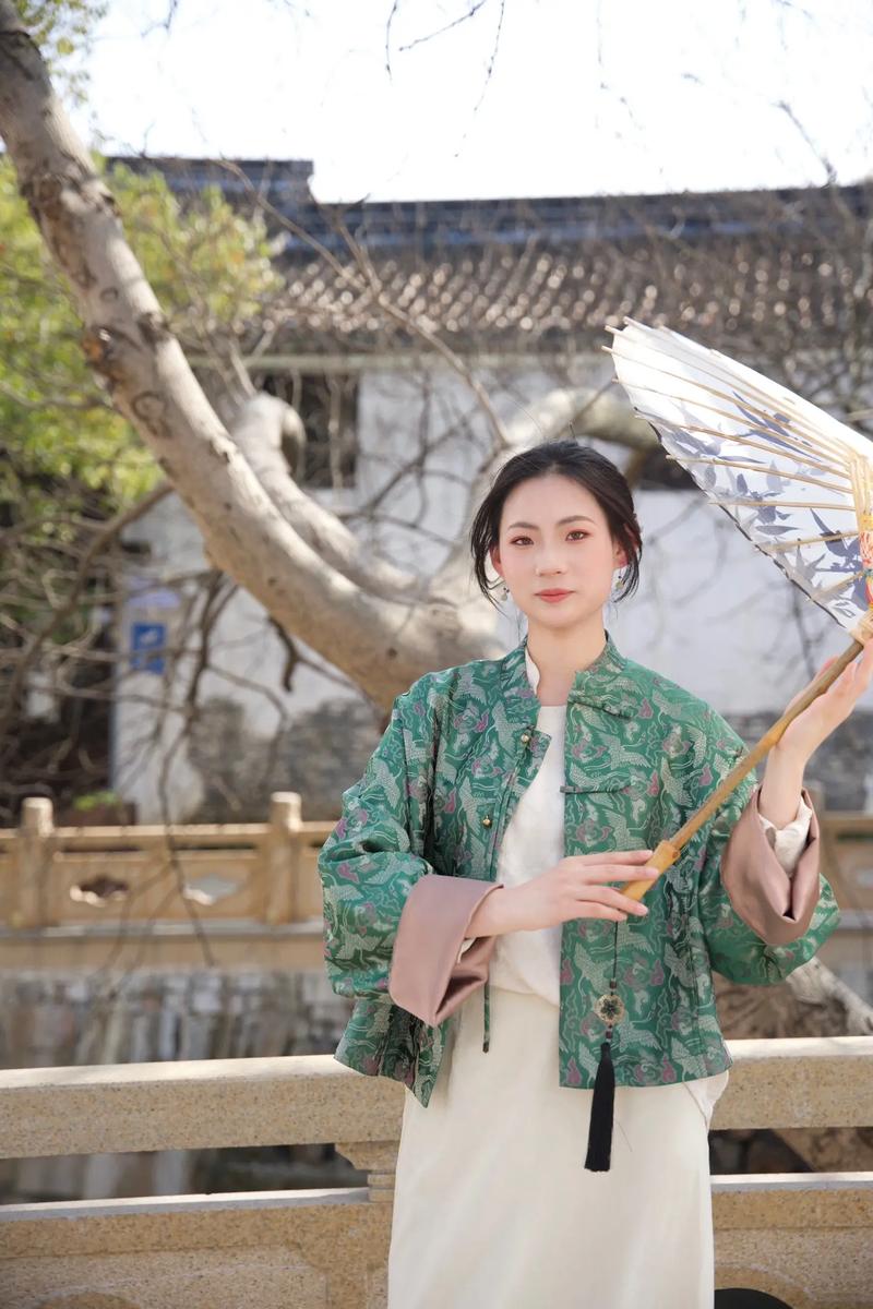 龙年穿搭哪家强?“国风”“宋锦”成新潮