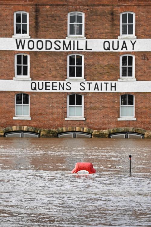 英国多地遭暴雪冰雨侵袭 洪水泛滥致交通受阻