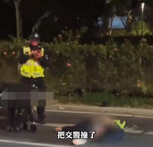 辅警执勤时被闯红灯超速摩托车撞倒 浙江义乌警方通报