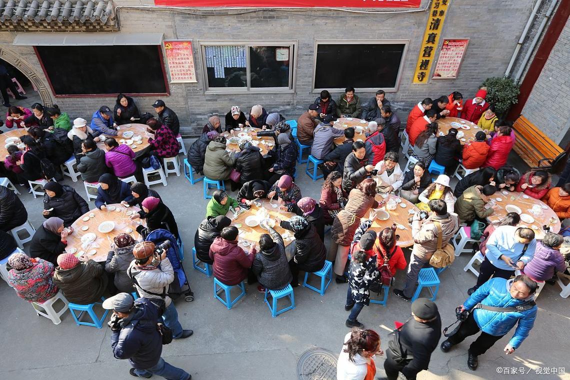 阜阳160名老人欢聚一堂吃饺子喝羊汤