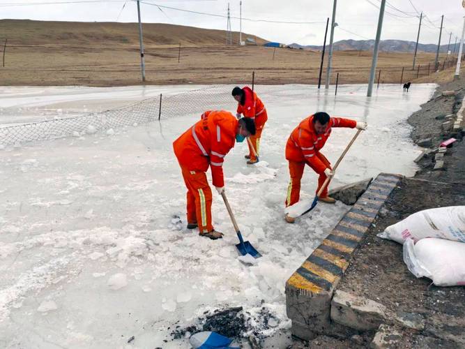(新春走基层)吉林深山隧道“打冰人”:汗水浸身护卫春运安全