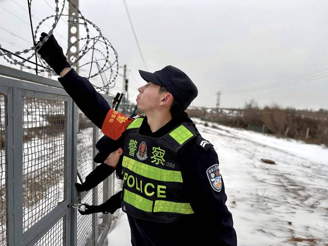 (新春走基层)中老铁路上的警花执勤专班:守边境、迎新春