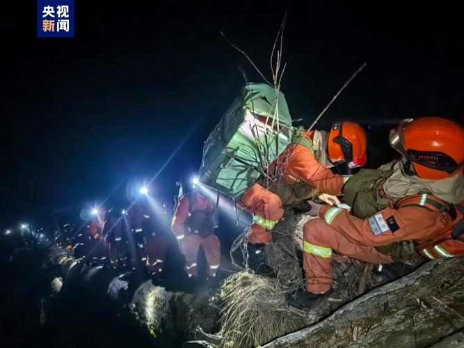 甘孜州雅江县发生森林火灾 目前现场已无烟点无人员伤亡