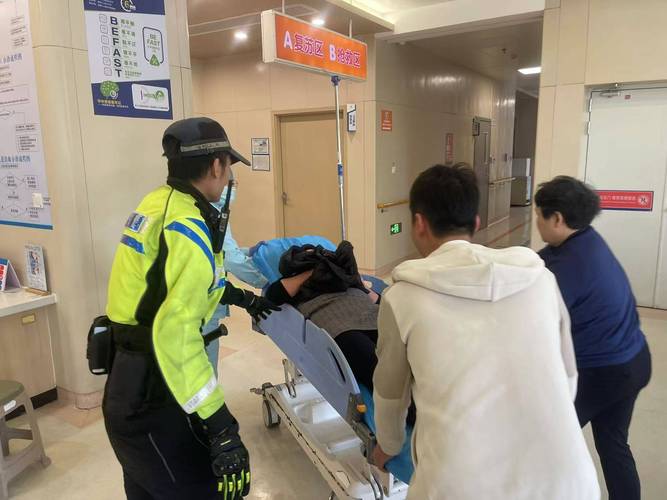 男子突然晕倒,舒城城管队员及时救助