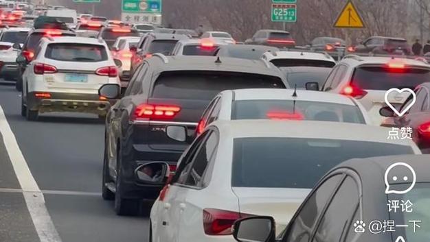 返程小高峰 天气对公路出行依旧影响较大 驾驶需谨慎