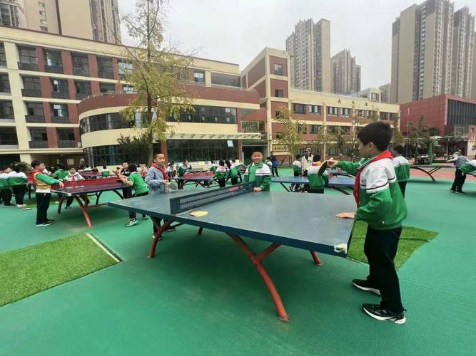 让学生“动”起来 成都这所小学竟然有829张乒乓球桌