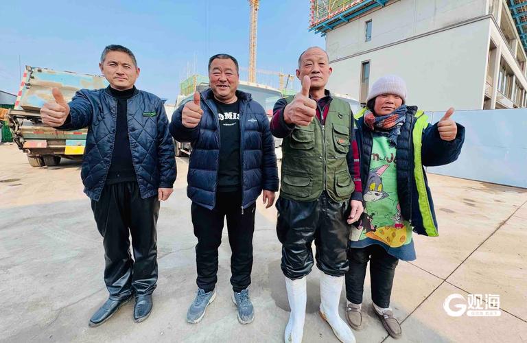 青岛一对情侣误将23万现金扔垃圾桶 垃圾中转站7名工作人员用4小时翻三遍垃圾找回