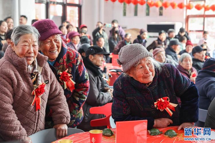 (新春走基层)新婚“夫妻档”火车站里话团圆