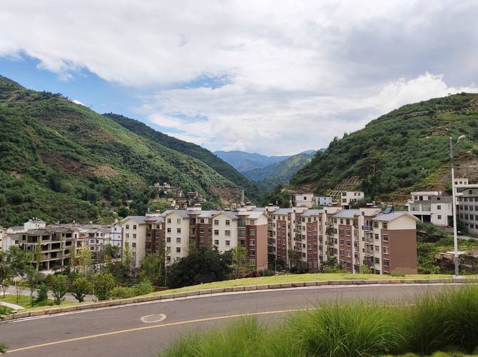 震后10年,记者回访云南省昭通市鲁甸县龙头山镇产业渐兴旺 民生有保障(让老百姓过上更好的日子)