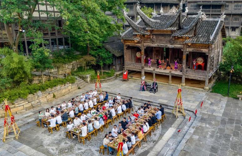 湖南黔阳古城千人共尝长龙宴 喜迎龙年