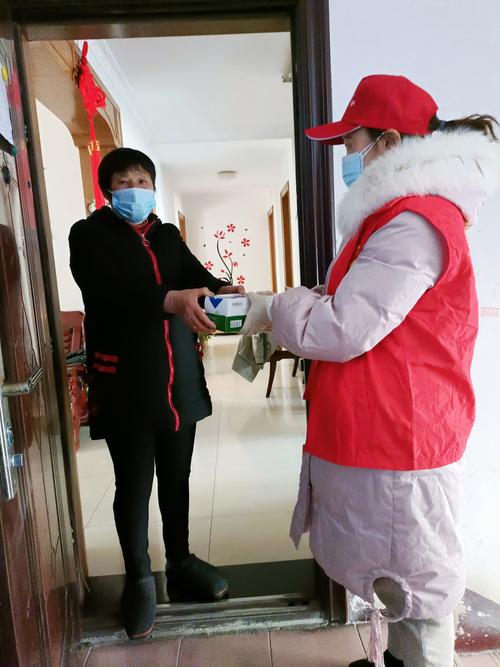 追踪|“红马甲”志愿者送水上门 解决海口八灶新城小区供水不足困扰