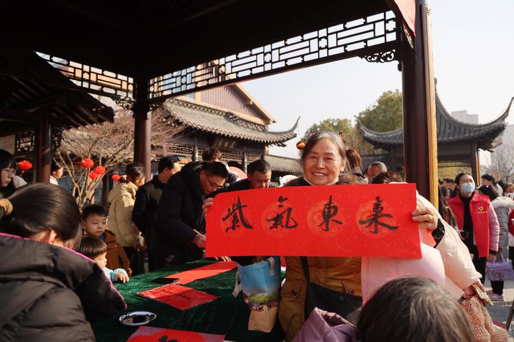 (文化中国行)成都:“艺术游园会”闹新春 市民大赞“非遗潮年”