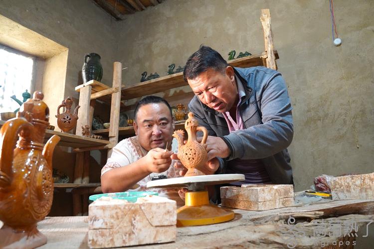 青海高原“石刻艺术之乡”的父子档:在热爱中传承传统技艺