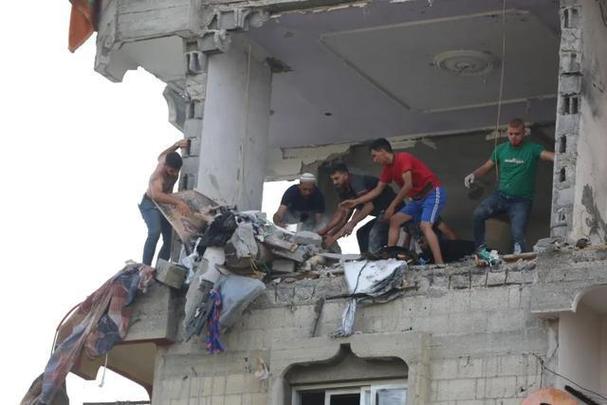 以军轰炸加沙地带难民营一学校 已致16人死亡