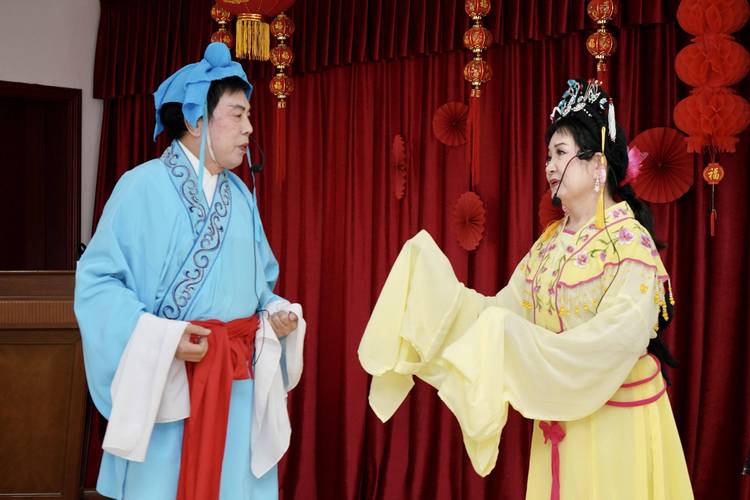 (新春走基层)好戏连台“过足瘾” 浙江宁波渔村非遗大戏闹新春