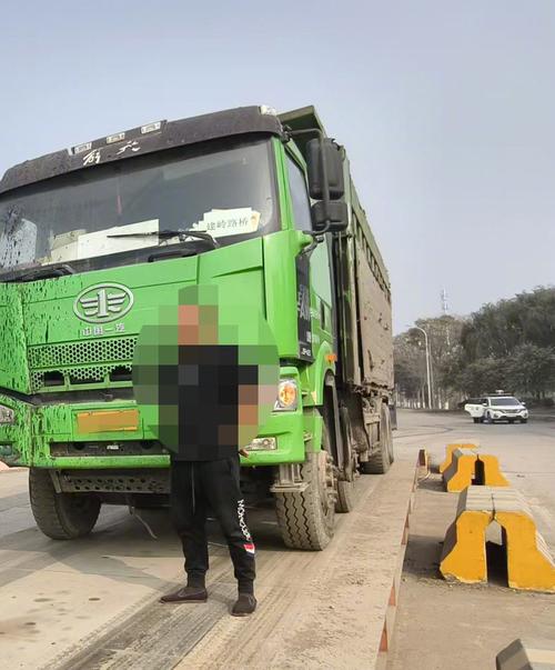 货车装载33人 驾驶人被罚