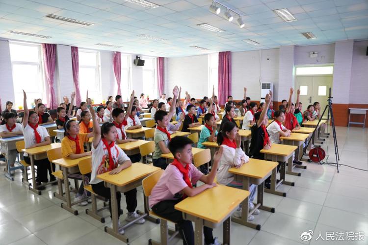 孩子们从害羞捂住眼睛变为积极举手发言,这次实践很有意义