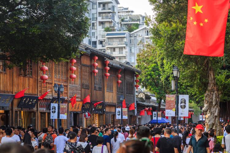 旅游出行春光好 多地景区现大客流