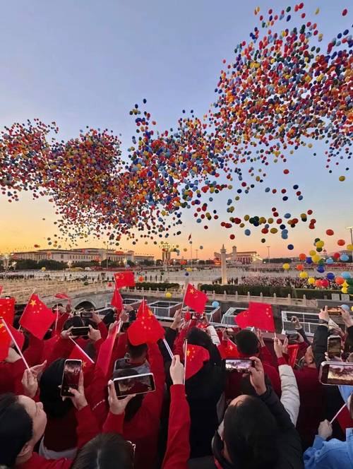 这就是“中国排面”!他们用新年的第一面五星红旗祝福祖国
